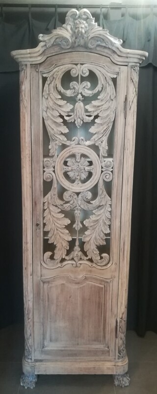 Carved whitened oak church bonnetiere