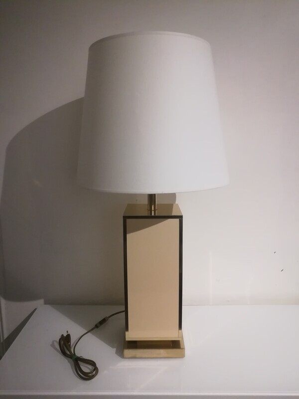 Golden brass and white lacquered resin lamp