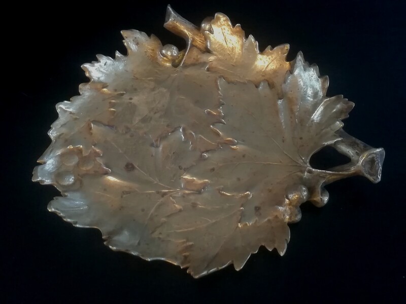 Large bronze empty pocket decorated of poplar leaves